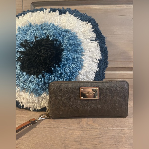 Michael Kors Brown monogram wallet - Picture 2 of 11